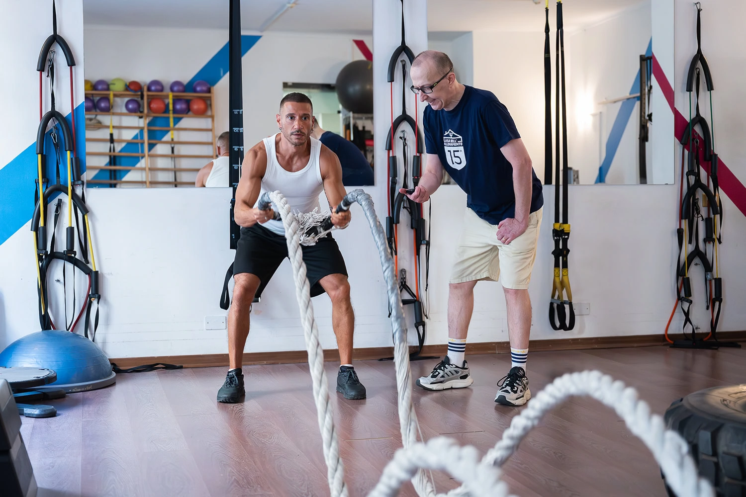 Un adulto si allena con un programma personalizzato insieme a Marco Cuttica, fondatore di Casa dell'allenamento