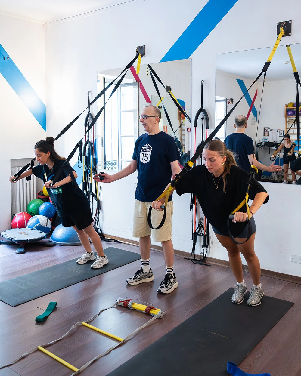 Un gruppo di atleti si allena in modo personalizzato seguito da un personal trainer in Casa dell'allenamento