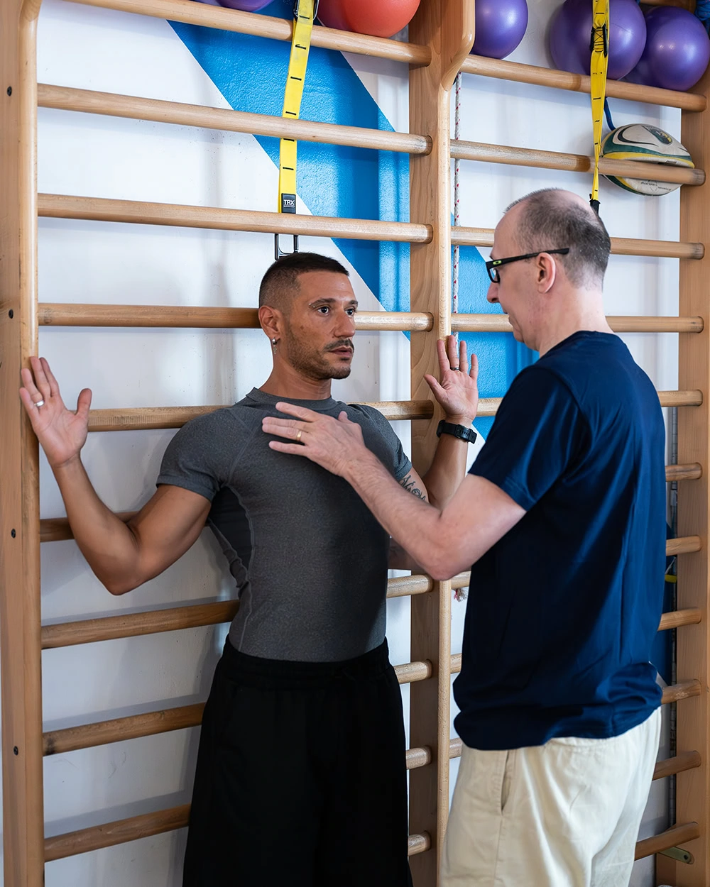 Un atleta si allena in modalità one to one con il personal trainer di Casa dell'Allenamento