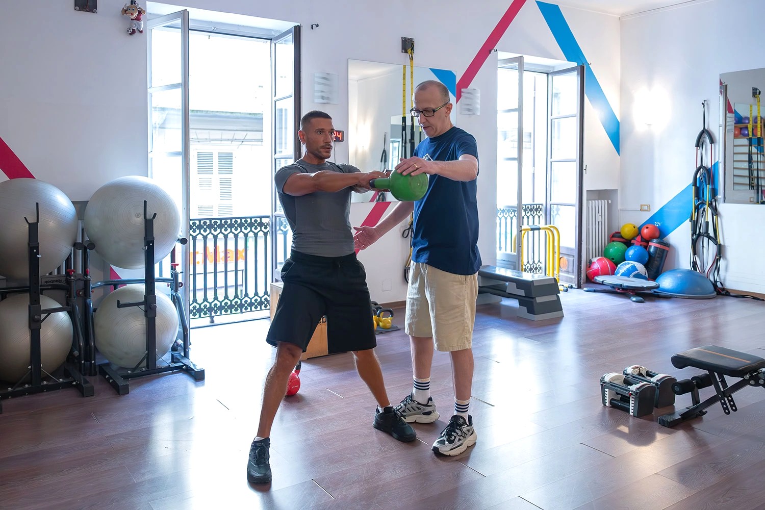 Un adulto si allena con il metodo di allenamento personalizzato di casa dell'allenamento