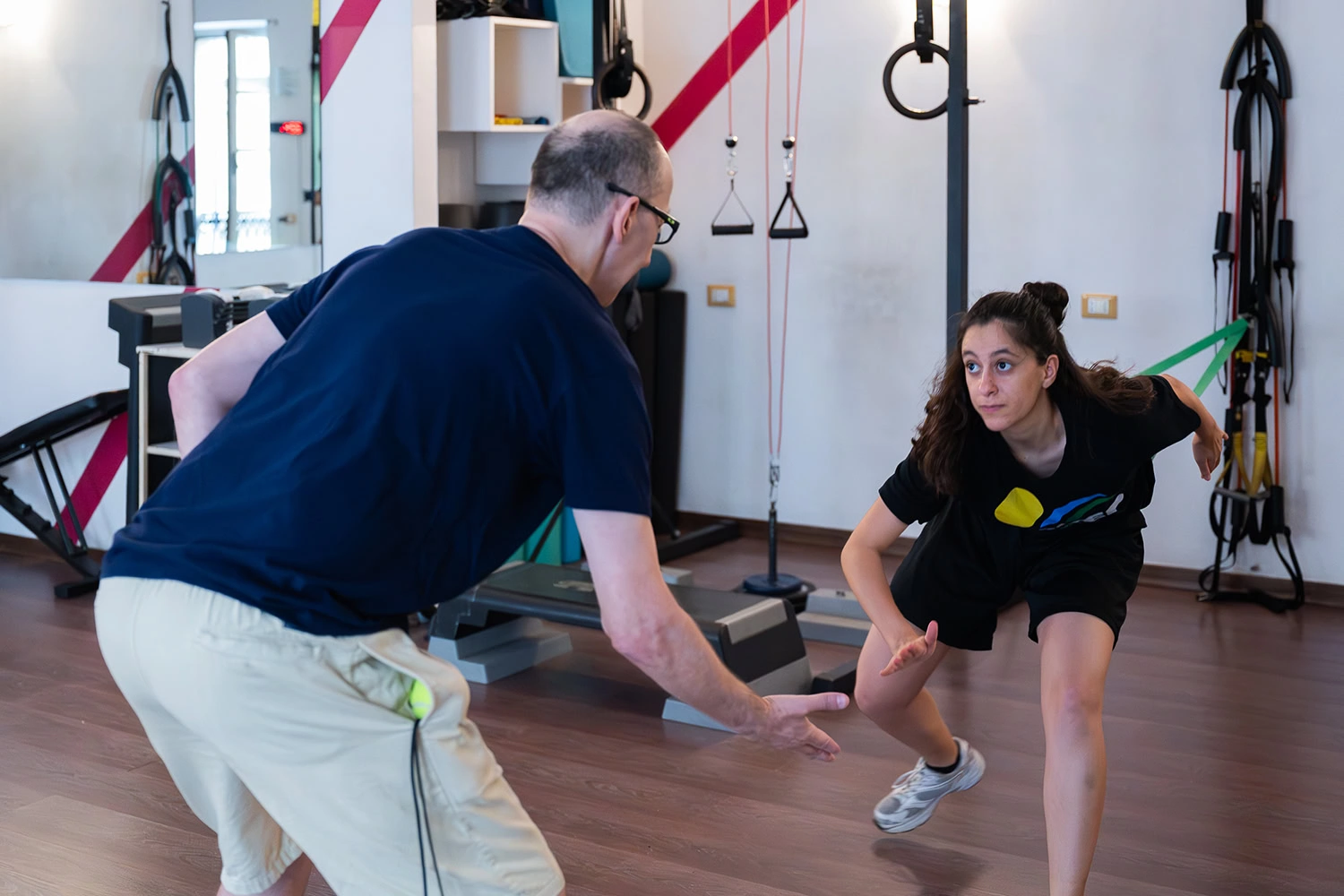 Un'atleta si allena in modo mirato alla pratica di uno sport speciffco con un personal trainer